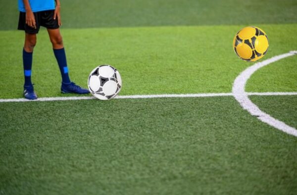 hot bargains pack of 2 size 5 stylish all weather football ideal for training & matches, suitable for all grounds and weather, for boys, teens & footballers for all ages.